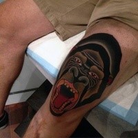 Neo traditioneller Stil farbiges Affenkopf Tattoo am Knie