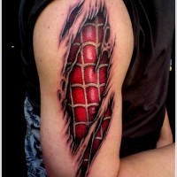 Tatuaje en el brazo,
red debajo de la piel