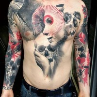 Tatuaje en el pecho y los brazos,
cráneo, estilo de polka de bazura