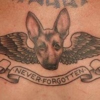 Tatuaggio piccolo nero bianco la testa del cane & le ali & 