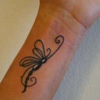 Tatuaje en la muñeca, libélula negra elegante
