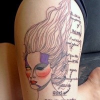 Neue Schule abstraktes Oberschenkel Tattoo der Frau mit Beschriftung