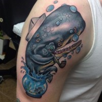 Tatuaje en el hombro de una ballena azul de nueva escuela.