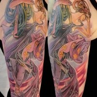 Neue Schule Stil farbiges Schulter Tattoo von Frau im schönen Kleid