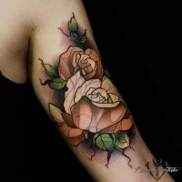 Neue Schule Illustration Stil farbiges Schulter Tattoo mit Rosen