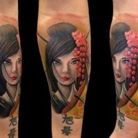 Neue Schule traditionelles japanisches farbiges Unterarm Tattoo mit Porträt der Frau und Schriftzug