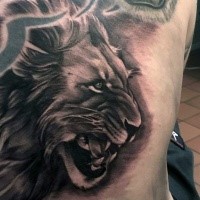 Neue Schule Stil schwarzweißes Rücken Tattoo mit Löwenkopf