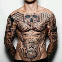 Neue Schule Stil schwarzes Brust und Bauch Tattoo des menschlichen Schädels mit Löwen und Schriftzug