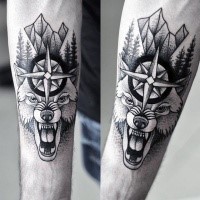 Tatuagem de antebraço de tinta preta nova escola estilo do lobo malvado com estrela e árvores