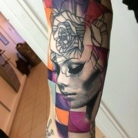 Neuschulstil farbiger Arm Tattoo des weiblichen Gesichtes mit Rosen