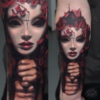 Neuschulstil farbiger Unterarm Tattoo des dämonischen weiblichen Gesichtes mit Schmetterlingen