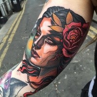 Neue Schule Stil farbiges Bizeps Tattoo mit Porträt der Frau mit Rosenblüten