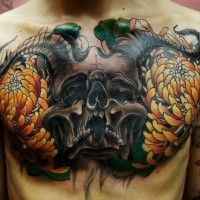 Neue Schule Stil farbiges Brust Tattoo vom Teufel Schädel mit Chrysanthemen