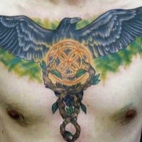 Neue Schule Stil farbiges Brust Tattoo von Krähe mit Seil und Emblem
