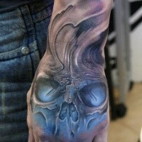 Neue Schule Stil dämonischer blau gefärbter menschlicher Schädel Tattoo an der Hand