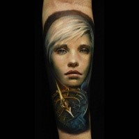 Neuschulstil farbiger Unterschenkel Tattoo der Fantasyfrau mit Uhr