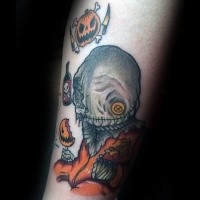 Neue Schule Stil farbiges Unterarm Tattoo von lustigem Monster mit Kürbissen