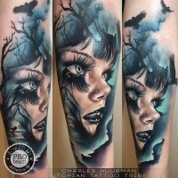 Neue Schule Stil farbiges Unterarm Tattoo von gruseliger Frau mit Krähen und dunklem Baum