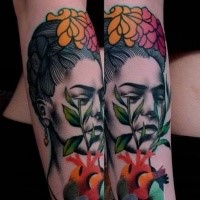 Neuschulstil farbiger Unterarm Tattoo des weiblichen Tattoo mit Blumen
