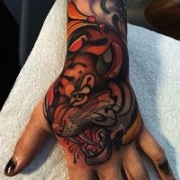 Neuschulstil farbiger Hand Tattoo des Tigerkopfes