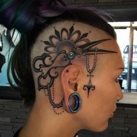 Neue Schule Stil farbiges Kopf Tattoo mit fantastischer Schere und Schmuck