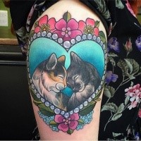 Neue Schule Stil farbiges Herz geformtes Porträt Tattoo auf der Schulter mit Katzen Paar und Blumen