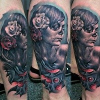 Neue Schule Stil gefärbtes Bein Tattoo der Frau mit Blumen im Haar