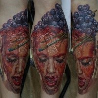 Neue Schule Stil farbiges Bein Tattoo mit der Frau und Trauben