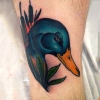 Neue Schule Stil gefärbtes Bein Tattoo mit Ente im Schilf
