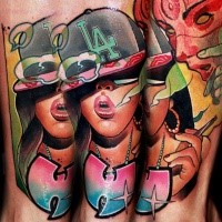 Neue Schule Stil farbiges Bein Tattoo der rauchenden Frau mit dem Symbol