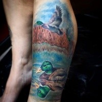 Neue Schule Stil gefärbtes Bein Tattoo mit fliegendem Ente