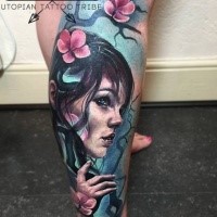 Neue Schule Stil gefärbtes Bein Tattoo der Frau mit blühendem Baum