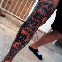 Neue Schule Stil farbiger Mann mit Axt und brüllender Bär Tattoo am Bein