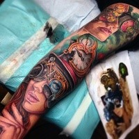 Neue Schule Stil mystische Frauen farbige Porträts Tattoo am Ärmel mit mechanischer Brille und Uhr
