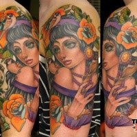 Neue Schule Stil mystisches farbiges Porträt der Frau Tattoo auf der Schulter mit Blumen