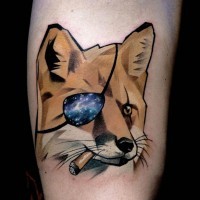 Neue Schule Stil farbiger Piraten  rauchender Fuchs Tattoo auf Arm