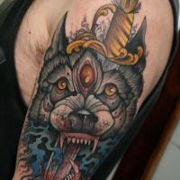 Neue Schule Stil farbiges Schulter Tattoo mit gruseligem dämonischem Wolf und Dolch