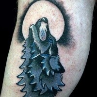 Neue Schule Stil farbiges Schulter Tattoo von Wolf mit Mond