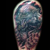 Neue Schule Stil farbiges Schulter Tattoo von buntem Werwolf mit zerrissener Haut