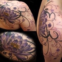 Neue Schule Stil farbiges Schulter Tattoo mit schönen Blumen
