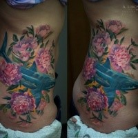 Neue Schule Stil farbiges Seite Tattoo mit Blumen und Hai