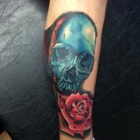 Neuschulstil farbiger Unterschenkel Tattoo des blauen eisernen Schädels mit Rose