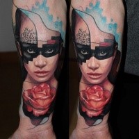 Neuschulstil farbiger Unterarm Tattoo des weiblichen Gesichtes mit Rose