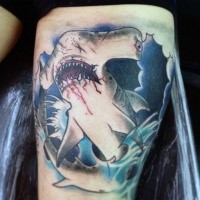 Neue Schule Stil farbiges Oberschenkel Tattoo mit blutigem Hammerhai