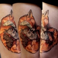 Neue Schule Stil gefärbtes Oberschenkel Tattoo von Fuchs mit Kaninchen