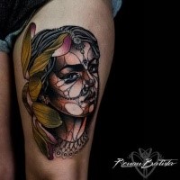Neue Schule Stil farbiges Oberschenkel Tattoo mit Portrat der  Frau