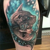 Neuschulstil farbiger Oberschenkel Tattoo des Katzekopfe mit Frau