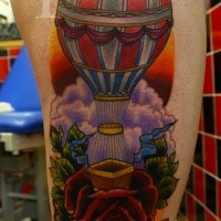 Neuschulstil farbiger Oberschenkel Tattoo des großen Ballons mit Wolken und Blumen