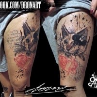 Neuschulstil farbiger Oberschenkel Tattoo der Katze mit Verzierung