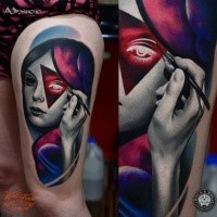 Neuschulstil farbiger Oberschenkel Tattoo des weiblichen Gesichtes mit Dreiecke